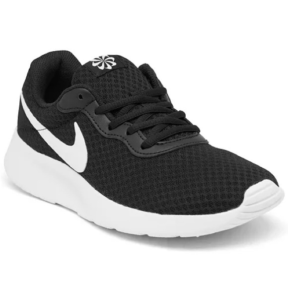 Nike Tanjun Athletic Running Sneakers Black Women 7 Athleisure Comfort Walking - Picture 1 of 8
